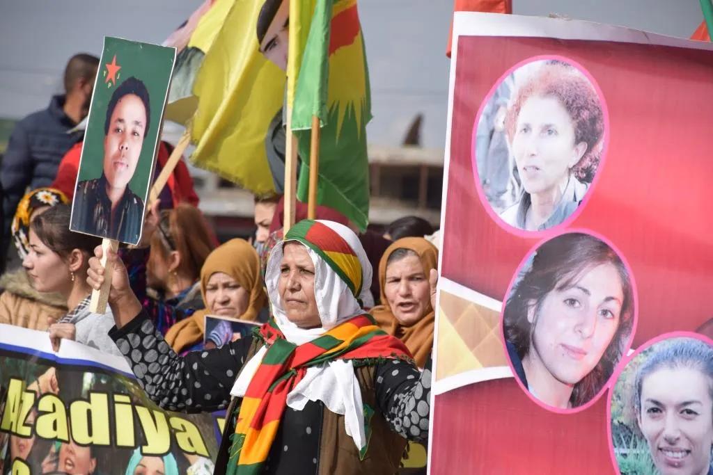 Bi boneya 25’ê Mijdarê li gelek navendên Bakurê Sûriyê meş hatin lidarxistin