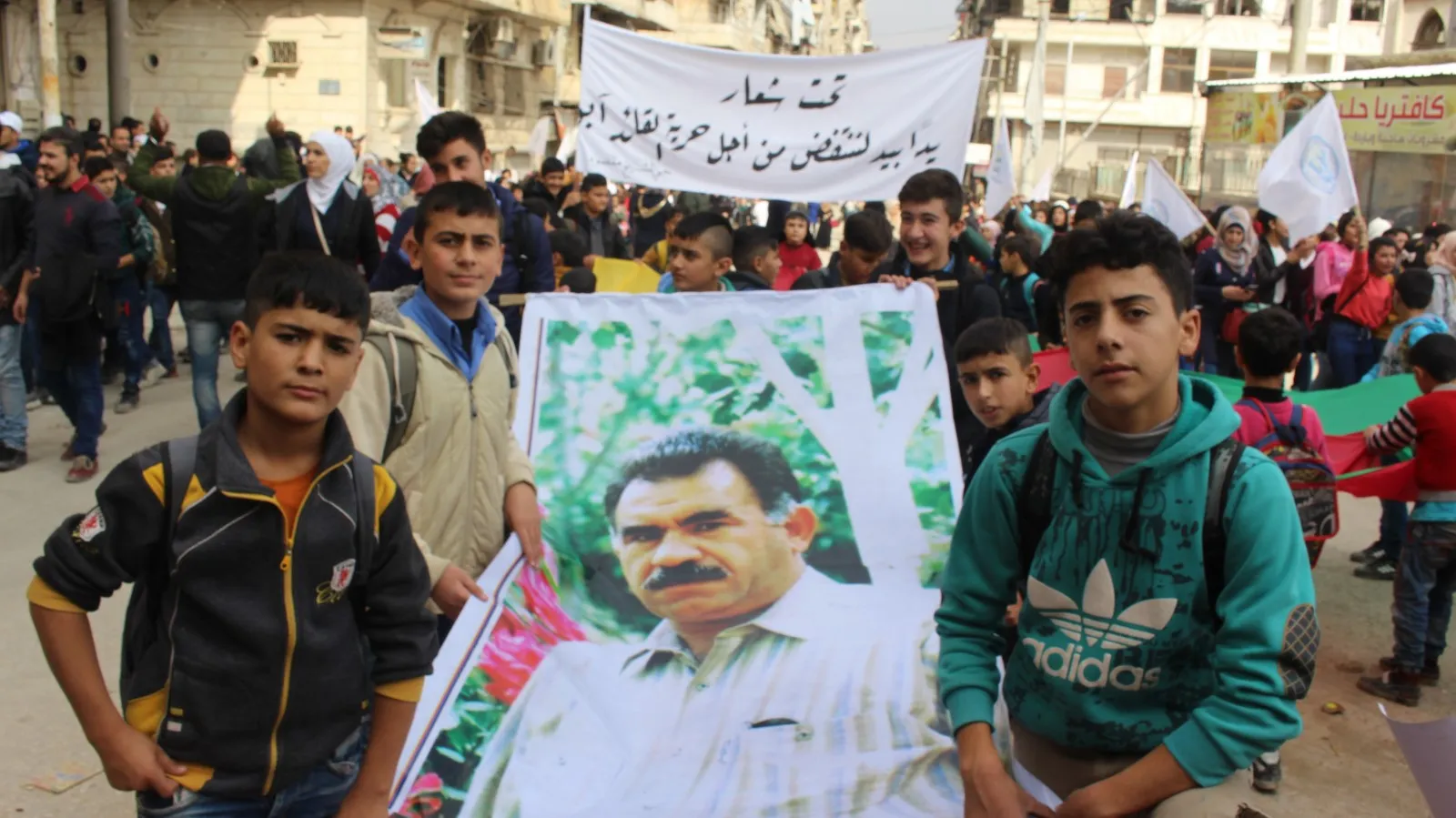 Xwendekarên Helebê azadiya Ocalan xwest