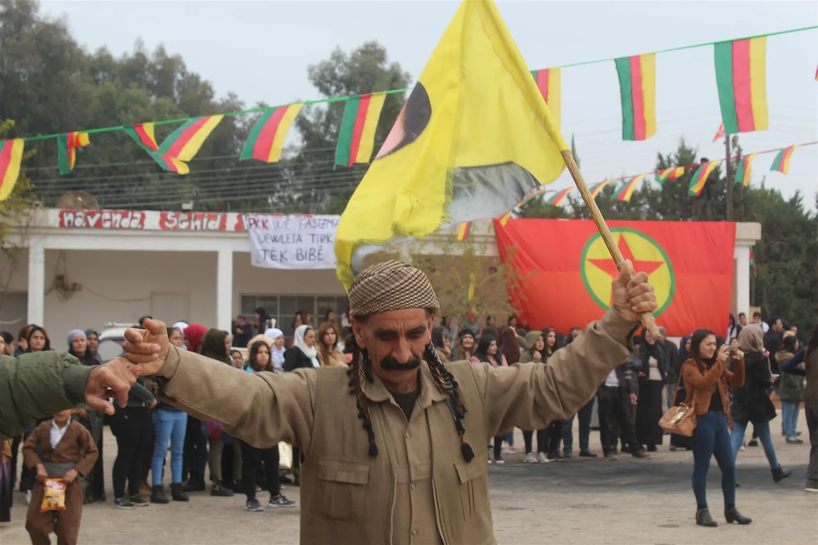 Gelê Rojava salvegera damezrandina PKK`ê pîroz kir 