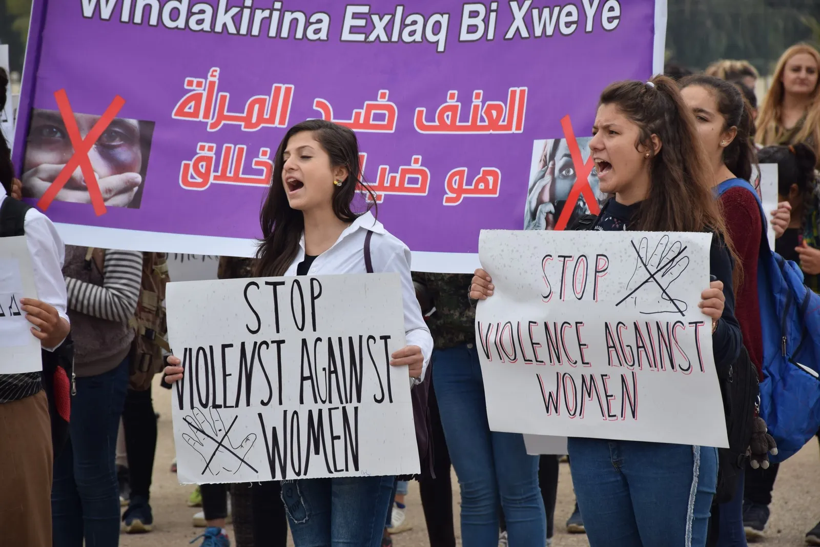 Mamoste û xwendekarên Hesekê li dijî şideta li ser jinan meşiyan