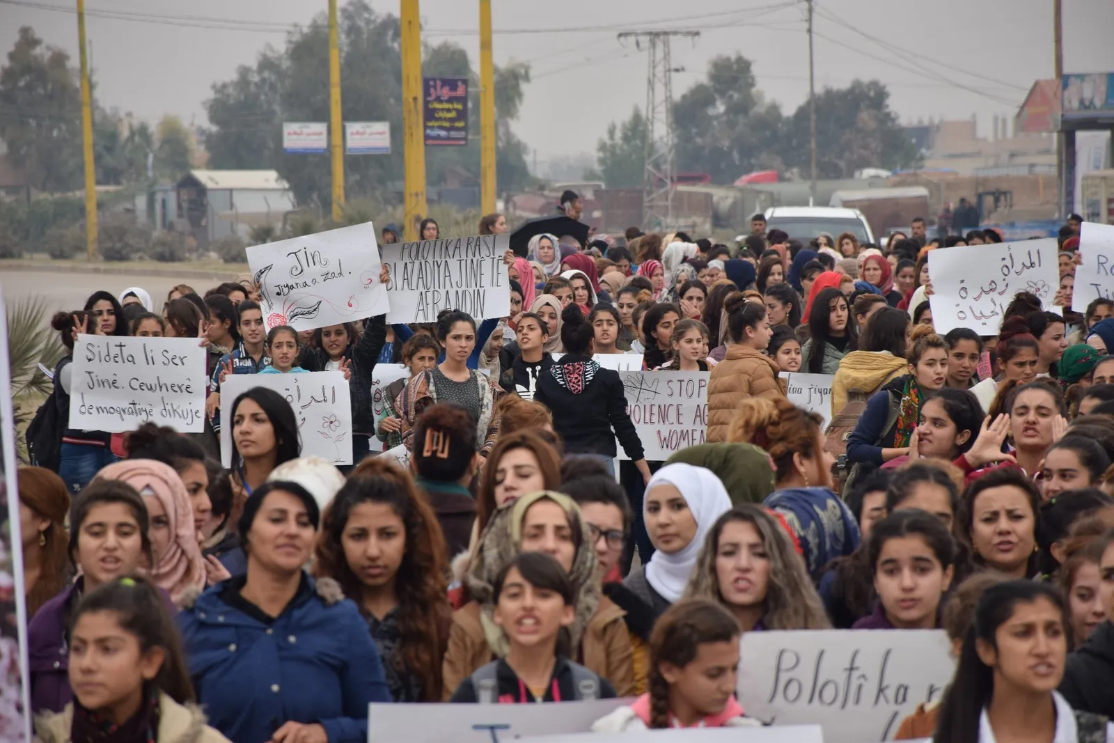 Mamoste û xwendekarên Hesekê li dijî şideta li ser jinan meşiyan