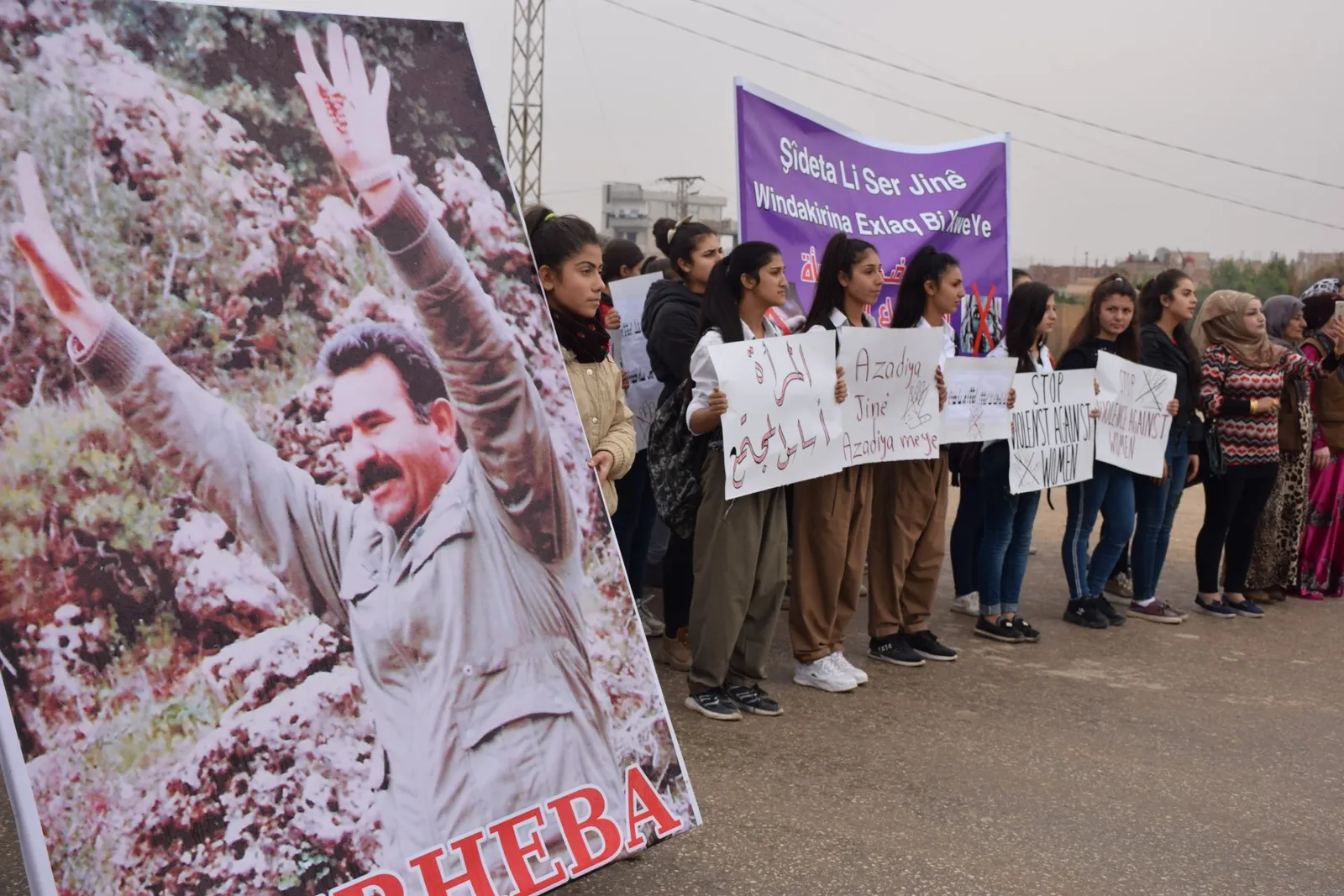 Mamoste û xwendekarên Hesekê li dijî şideta li ser jinan meşiyan
