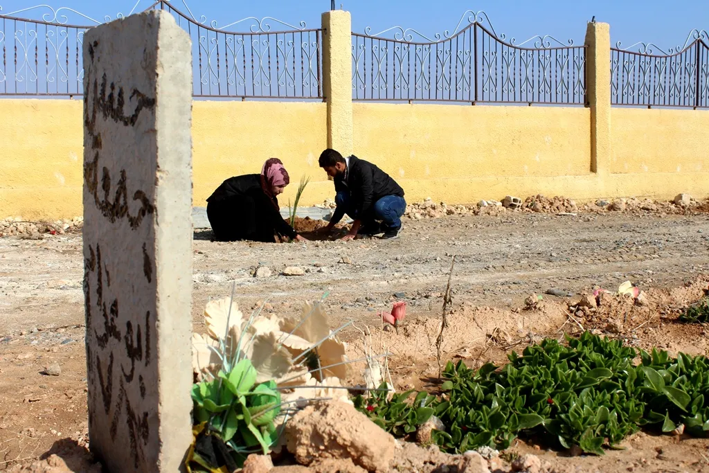 Ciwanên Tebqayê Goristana Şehîdan bi daran dixemilînin