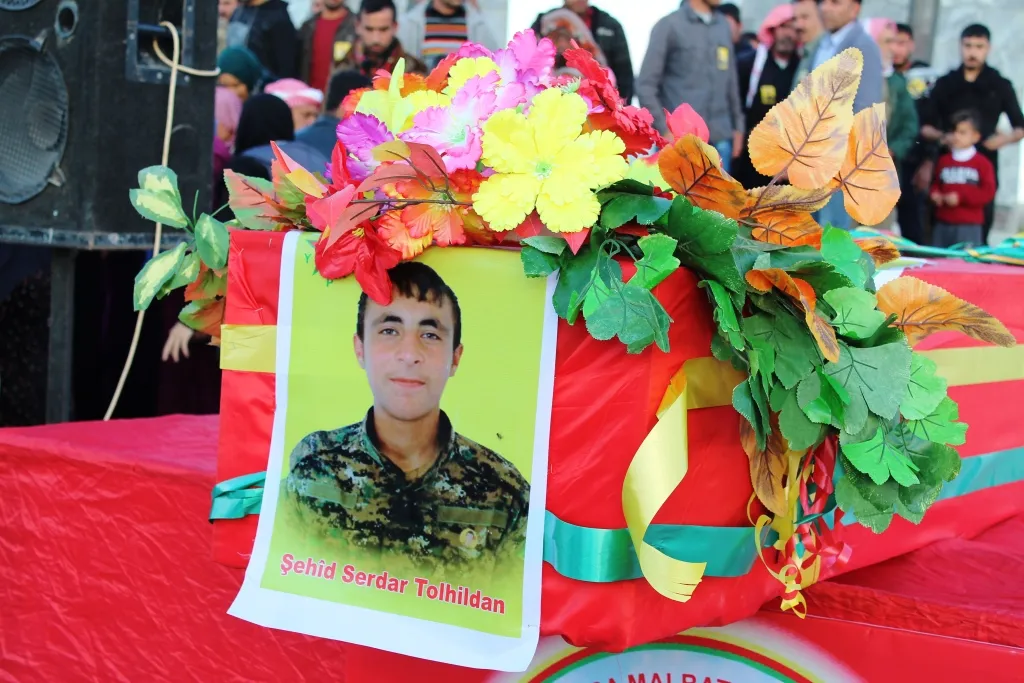 Cenazeyê Serdar Tolhildan bi merasîmeke girseyî hate veşartin