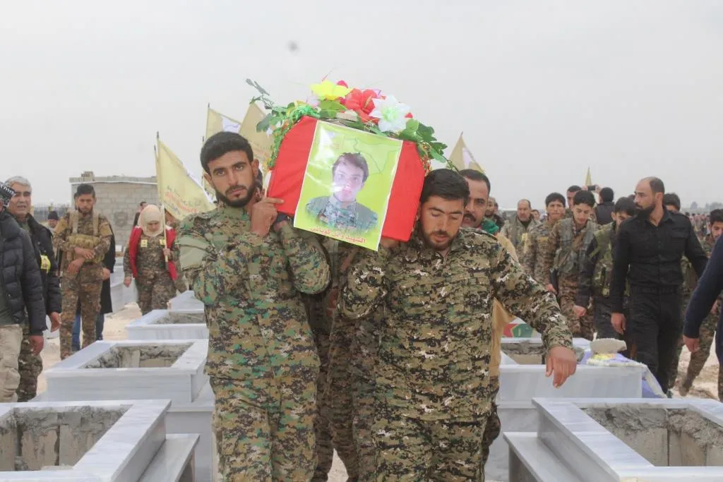 Cenazeyê Wail Kobanê li Reqayê hat veşartin