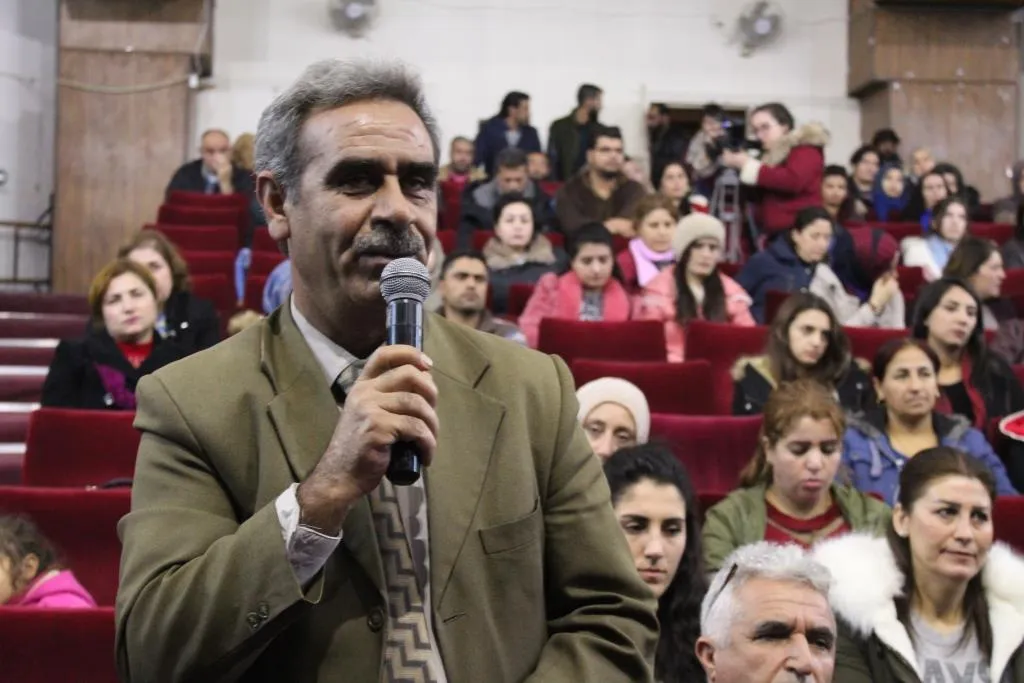 'Ber bi pêşerojek bê tundî'