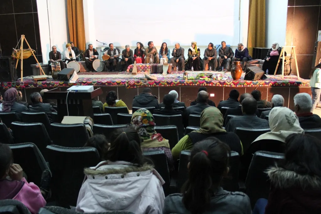 Li Kobanê şevbuhêrkeke hunerî hat li darxistin