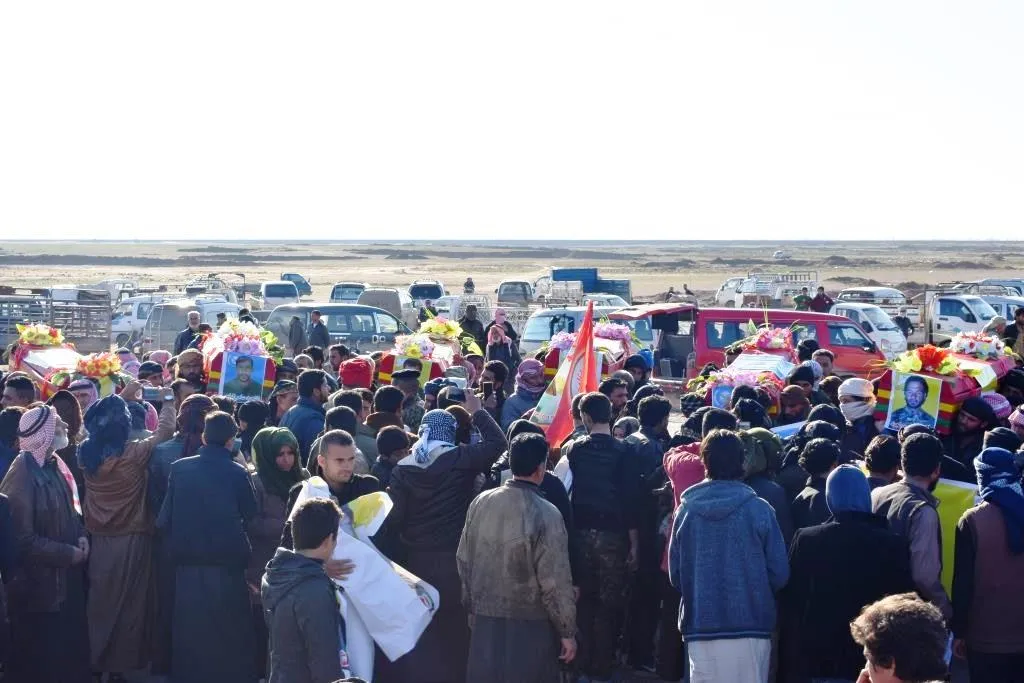 Şehîdên Şerê Tinekirina Terorê bi merasîmekê li Dêrazorê hatin veşartin