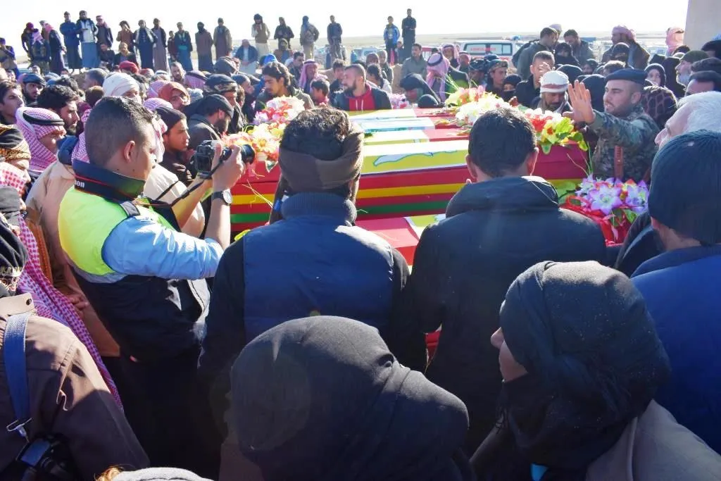 Şehîdên Şerê Tinekirina Terorê bi merasîmekê li Dêrazorê hatin veşartin