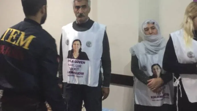 Polîsan girtin ser avahiya HDP’ê ya Mêrsînê: 10 kes destgîr kirin