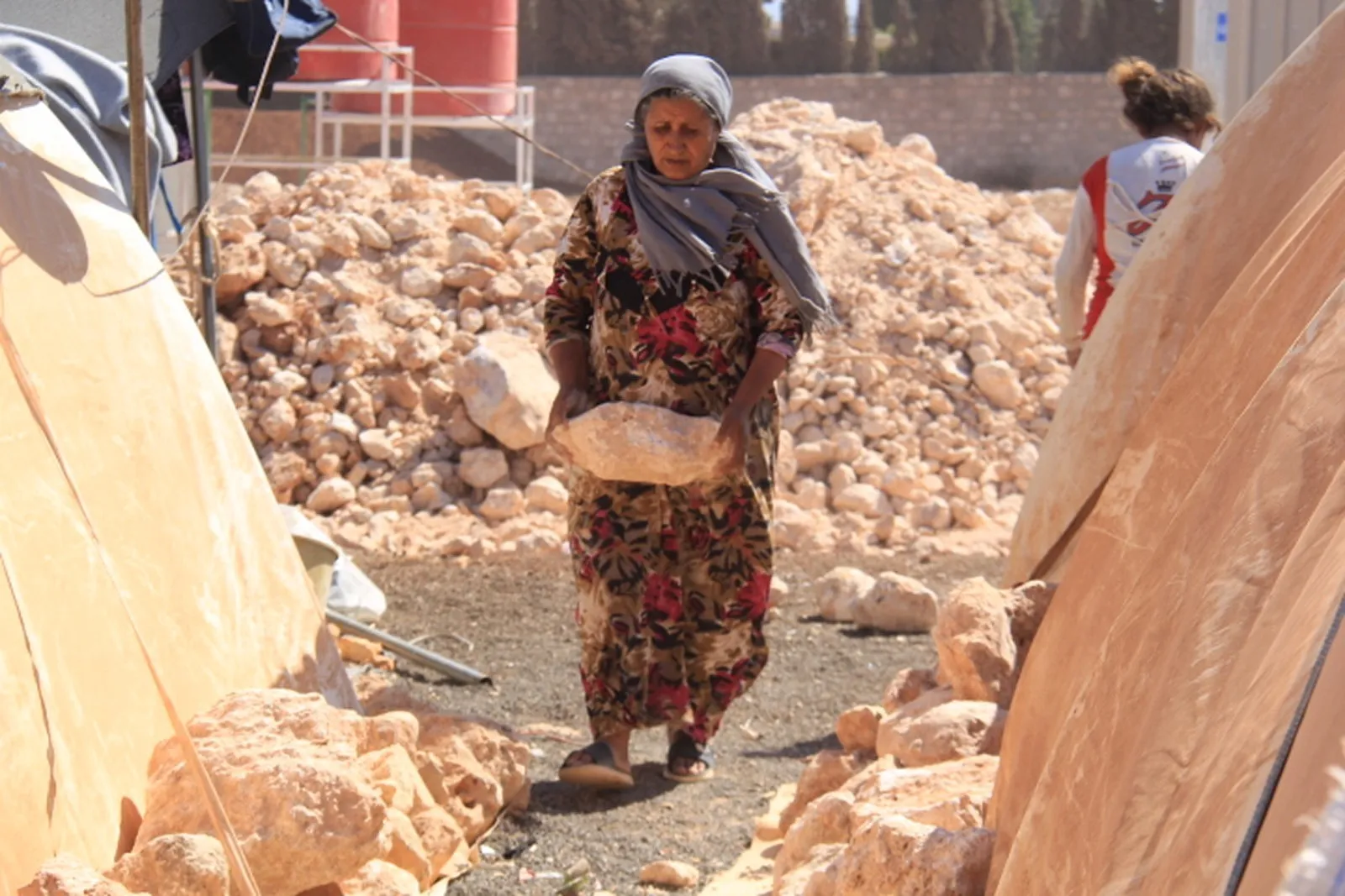 Jinên Efrînê yên neçarî koçberiyê bûn jiyaneke nû diafirînin