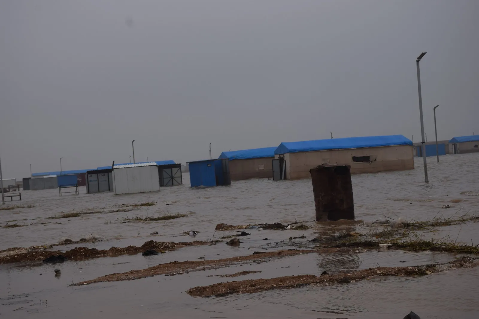 Kampa El-Erîşe di bin avê de ma