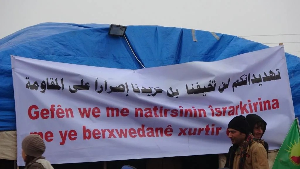 Tevî rewşa hewa ya dijwar jî berxwedana xwe didomînin