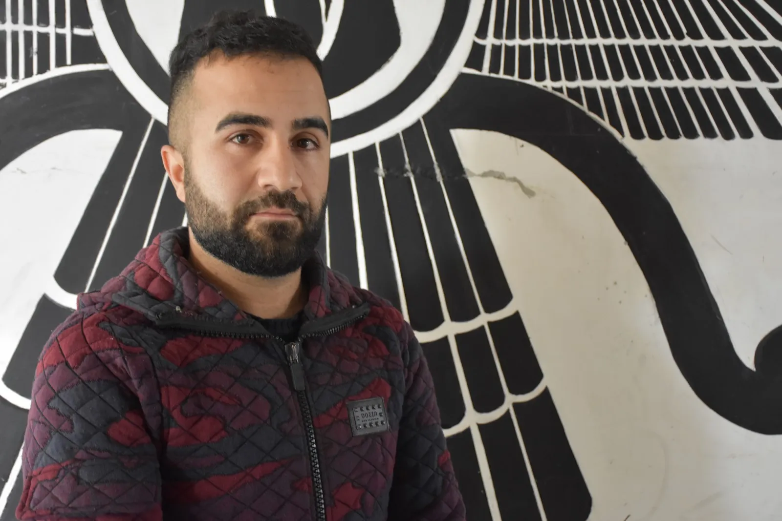 Bi wêneyên xwe hestên bêrîkirina Efrînê rave dike
