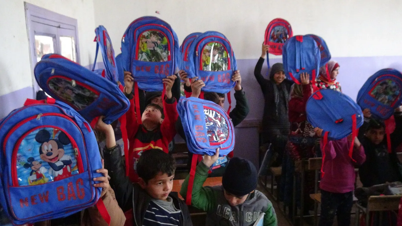 12 hezar çente li xwendekarên Efrînê hatin belavkirin