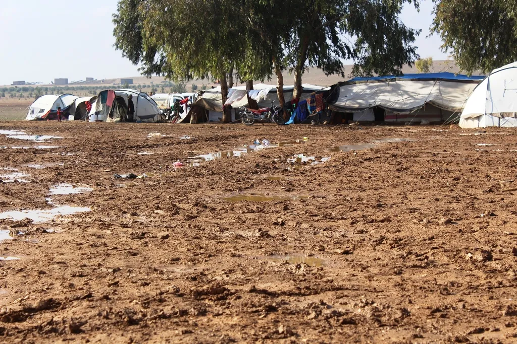 Piştî barîna baranê azarên koçberên kampa Tiwêhîna zêde bûn
