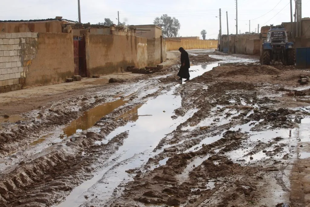Şêniyên gundewarên Reqayê ji ber nebaşiya rêyan bi gazinc in