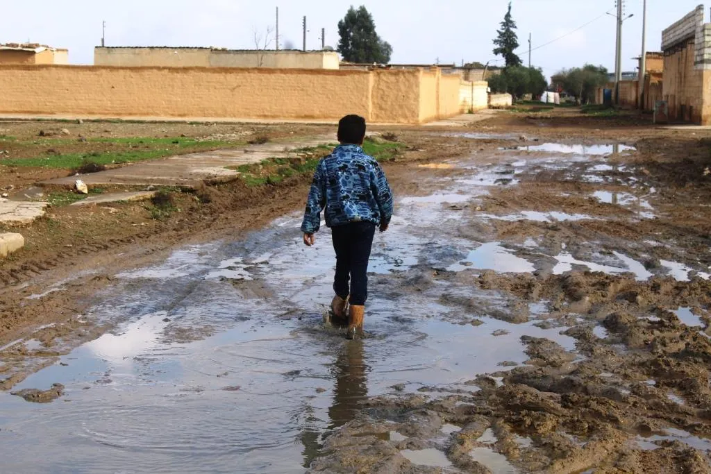 Şêniyên gundewarên Reqayê ji ber nebaşiya rêyan bi gazinc in