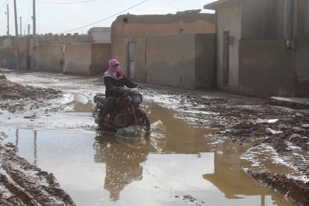 Şêniyên gundewarên Reqayê ji ber nebaşiya rêyan bi gazinc in