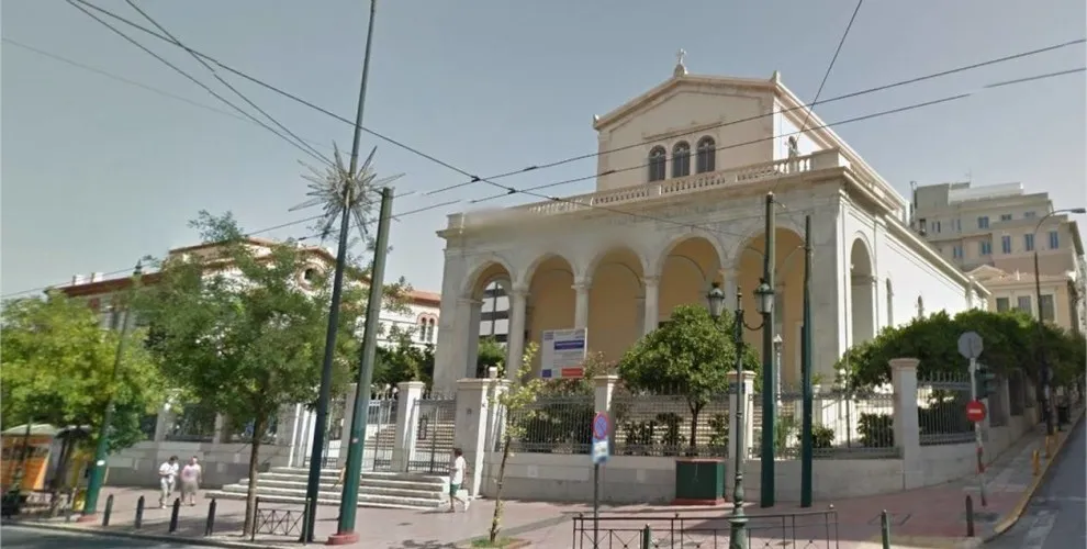 Li Atînayê li ber dêrek ê  teqîn