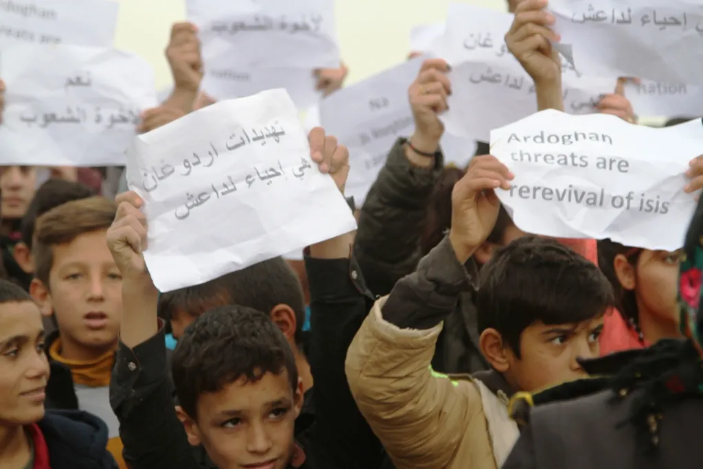 Bi wêneyan xwepêşandana gelê Bakur û Rojhilatê Sûriyê li pêşiya baregeha koalîsyonê