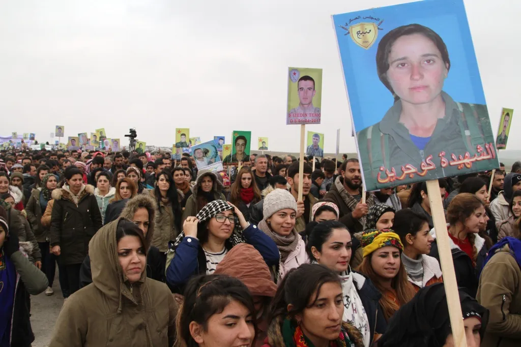 Bi wêneyan xwepêşandana gelê Bakur û Rojhilatê Sûriyê li pêşiya baregeha koalîsyonê