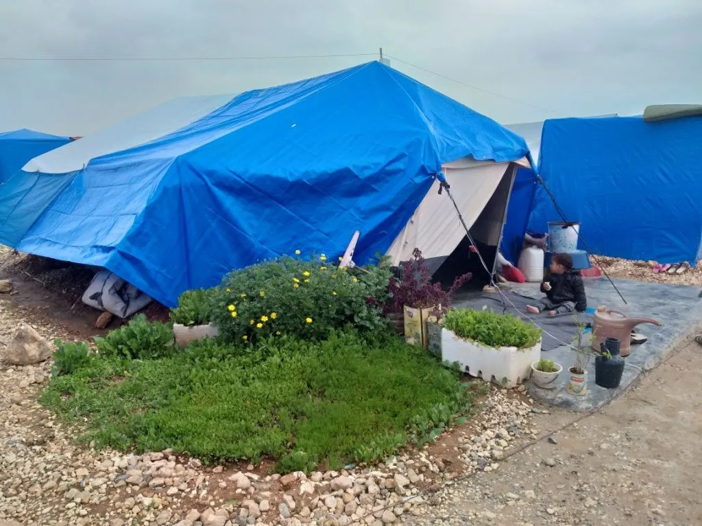 Koçberên kampa Minbicê rewşa kampê bi xwe baştir dikin