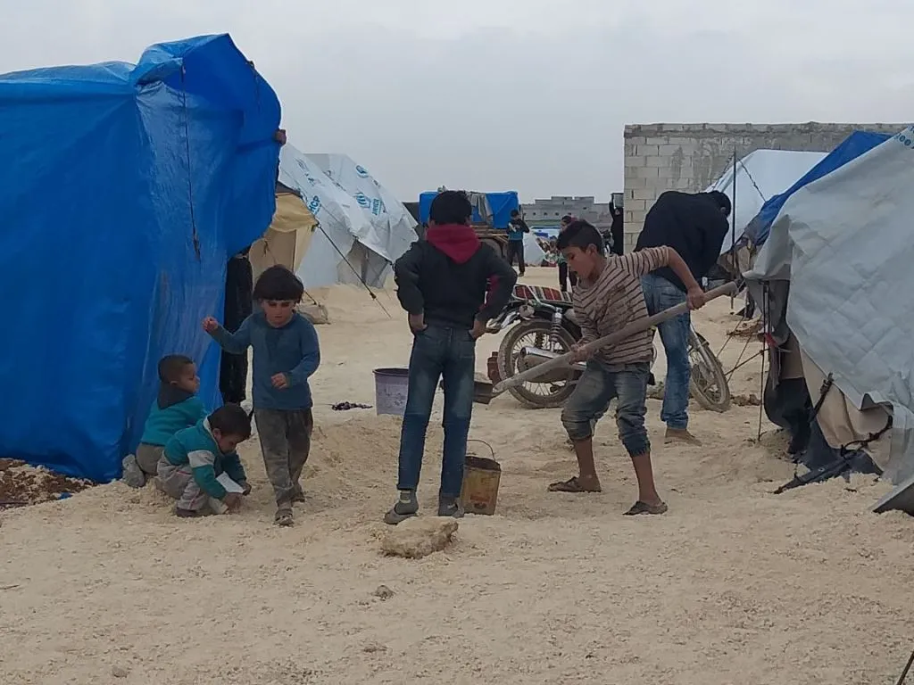 Koçberên kampa Minbicê rewşa kampê bi xwe baştir dikin