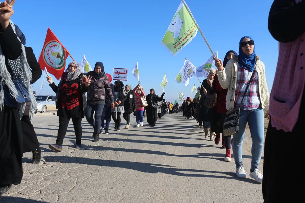 Jinên Tebqayê li dijî gefên Tirkiyê meşiyan