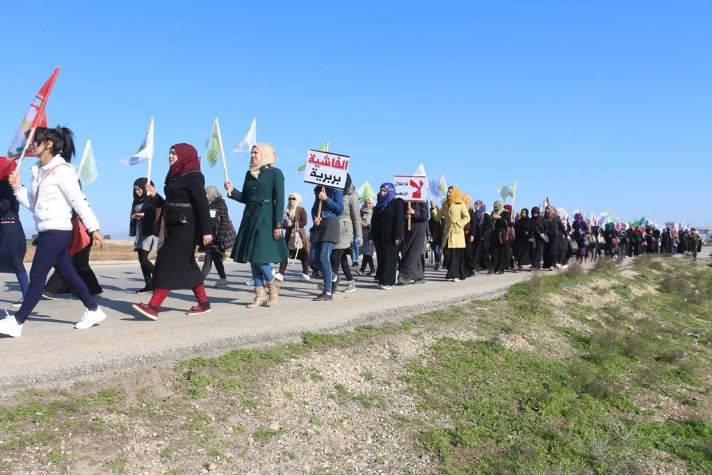 Jinên Tebqayê li dijî gefên Tirkiyê meşiyan