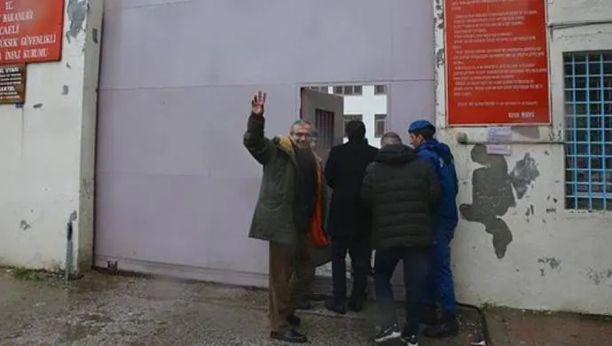 Sirri Sureyya kete girtîgehê