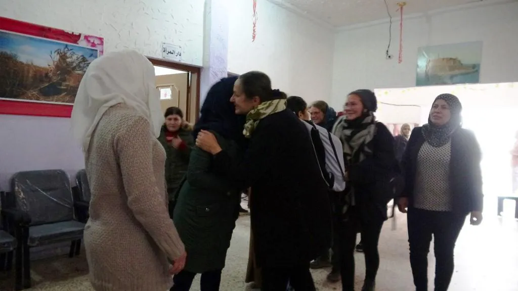Şandeyek jinên Almanî serdana jinên Reqayê kir