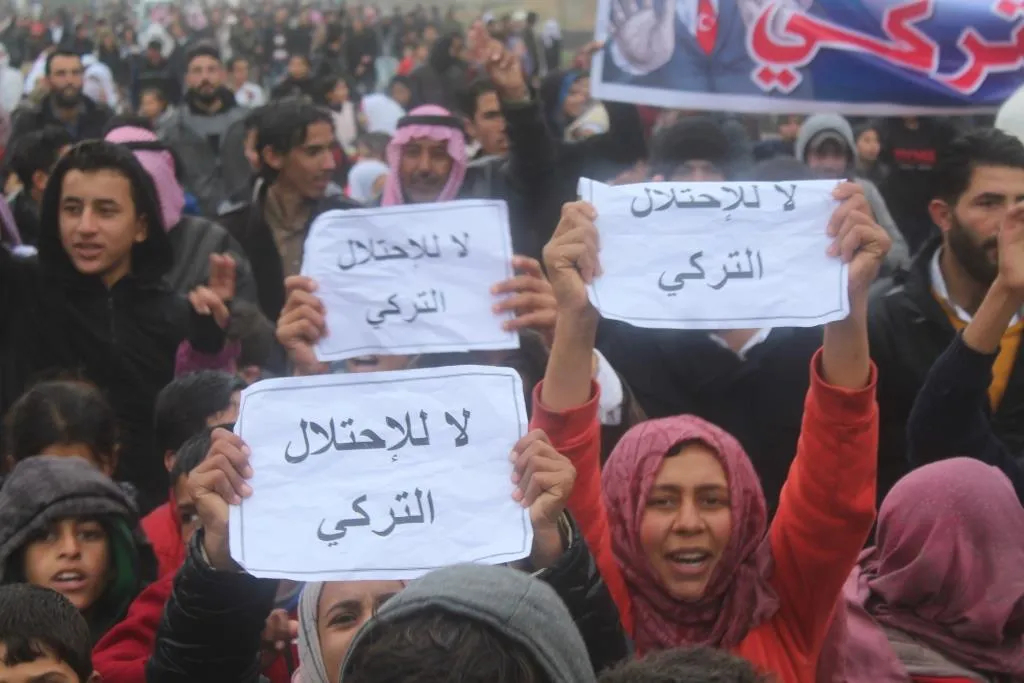 Gelê Reqayê li dijî gefên dagirkeriyê meşiyan