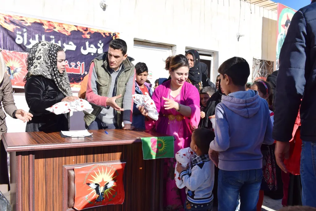Tevgera Ciwanên Şoreşger diyarî li zarokên şehîdan belav kirin