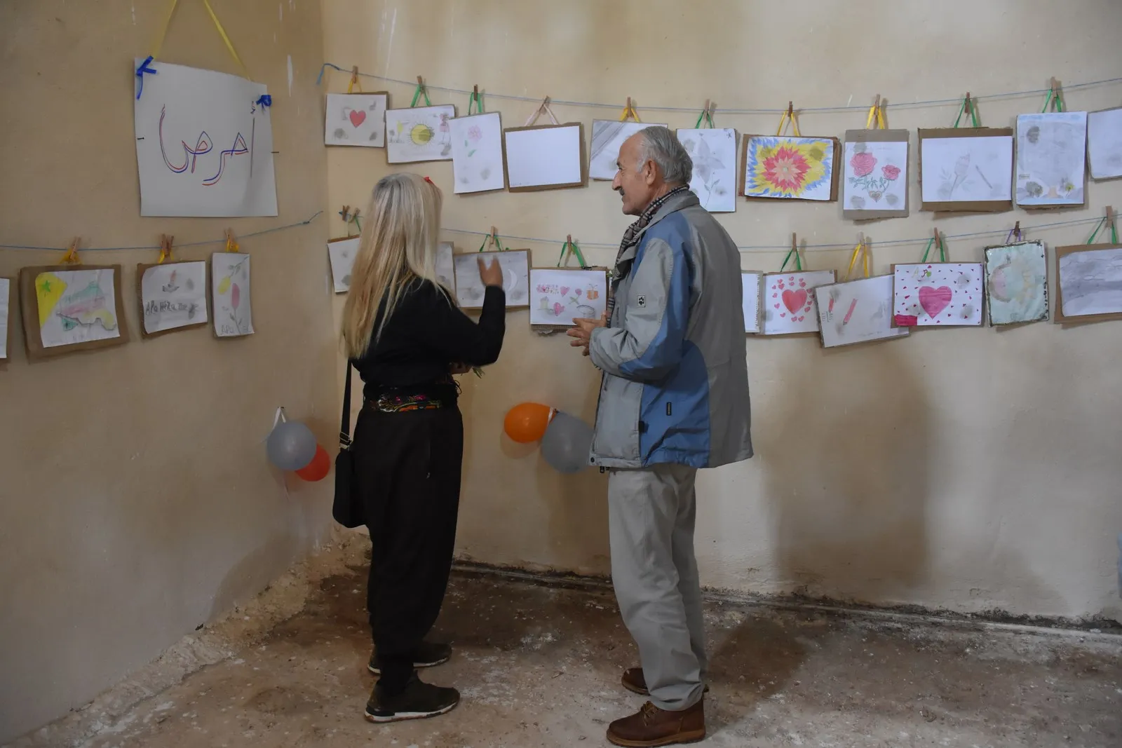 Di wêneyên zarokên Efrînê de daxwaza azadiya Ocalan û ya Efrînê