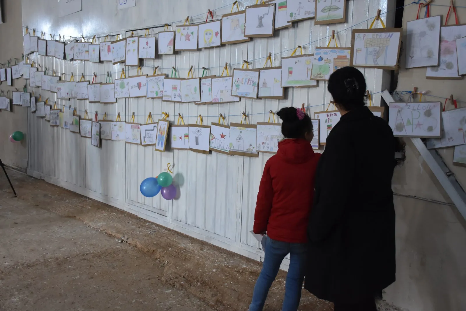 Di wêneyên zarokên Efrînê de daxwaza azadiya Ocalan û ya Efrînê