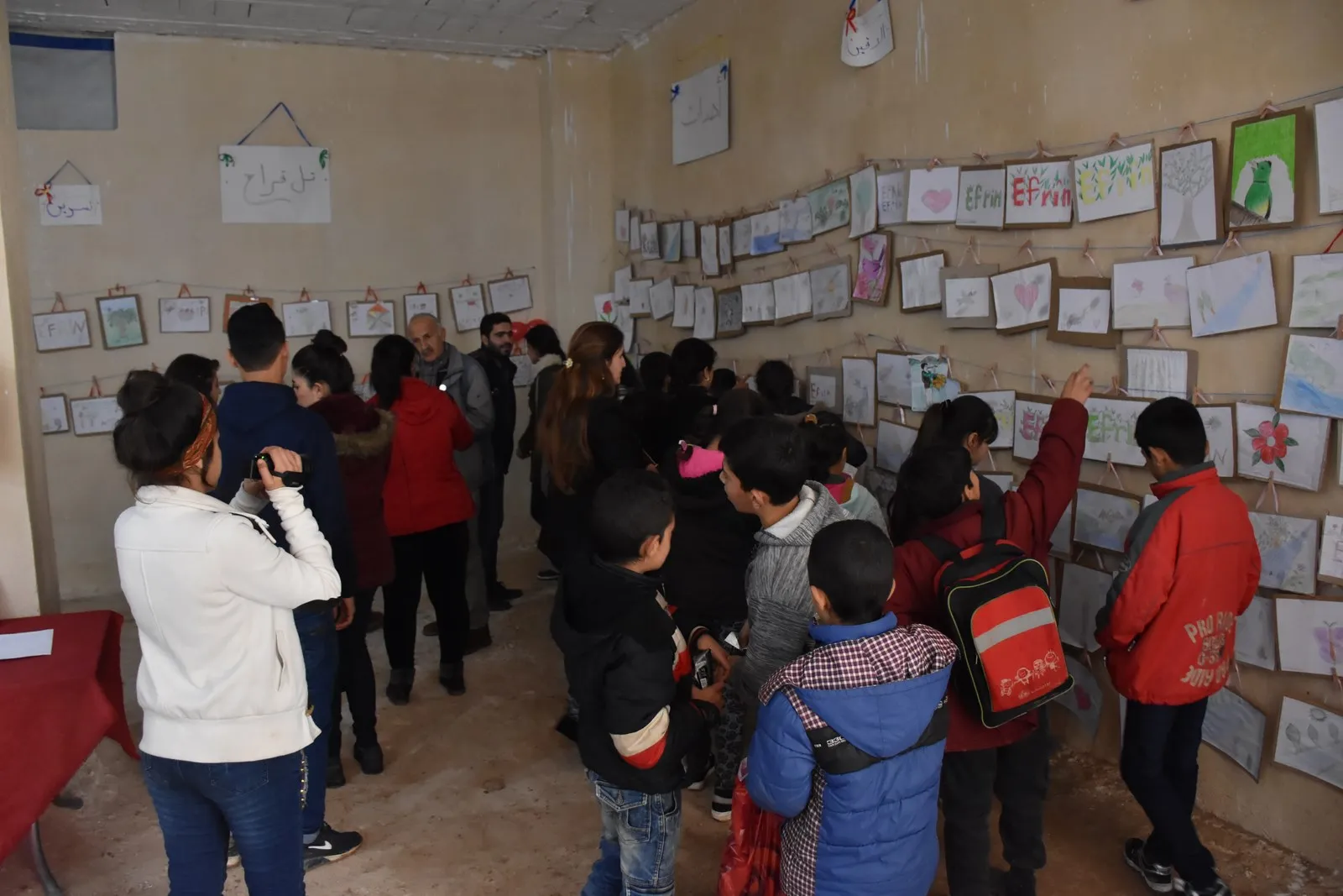 Di wêneyên zarokên Efrînê de daxwaza azadiya Ocalan û ya Efrînê
