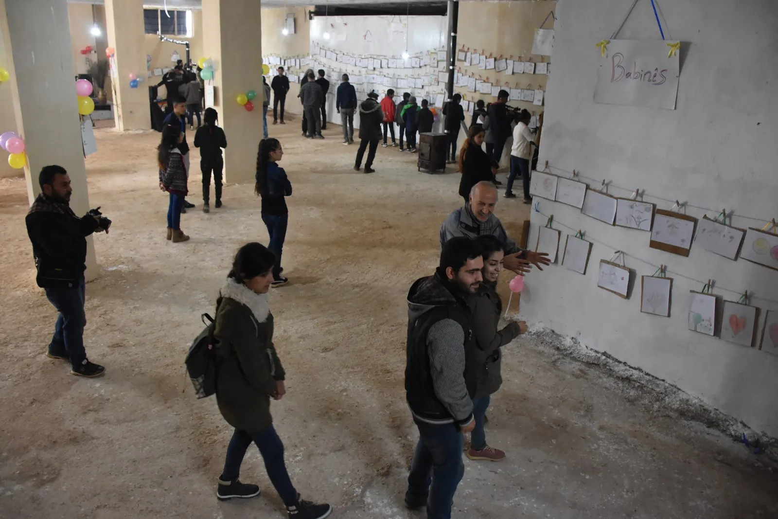 Di wêneyên zarokên Efrînê de daxwaza azadiya Ocalan û ya Efrînê