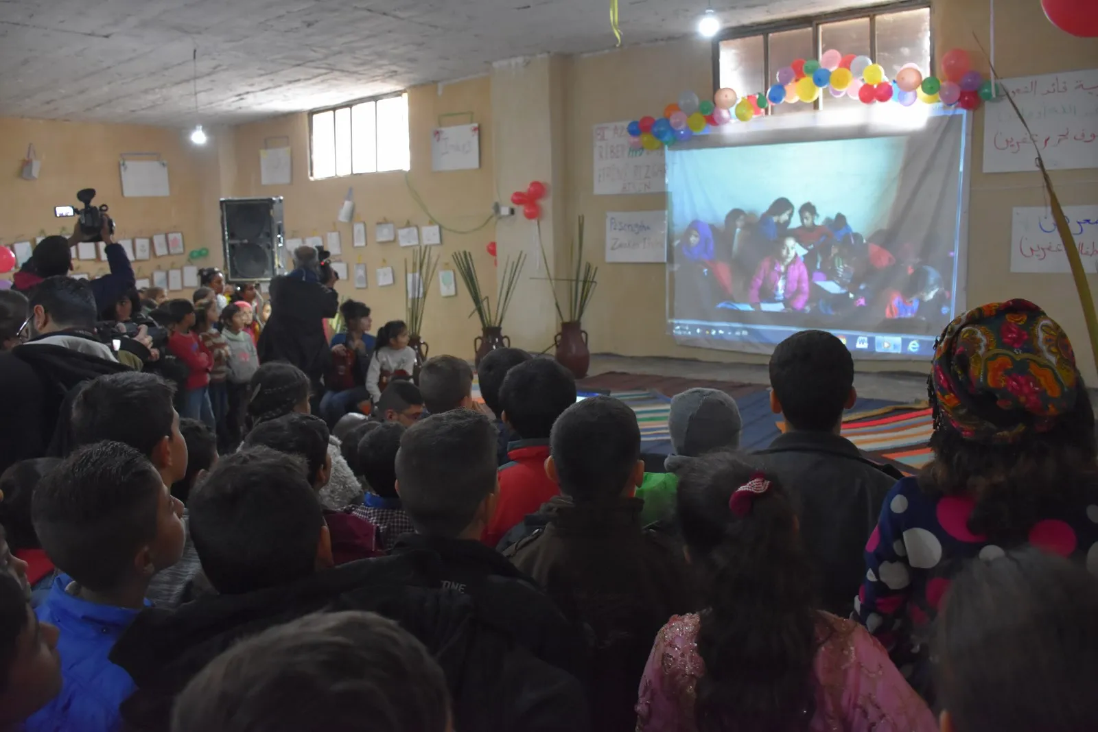 Di wêneyên zarokên Efrînê de daxwaza azadiya Ocalan û ya Efrînê