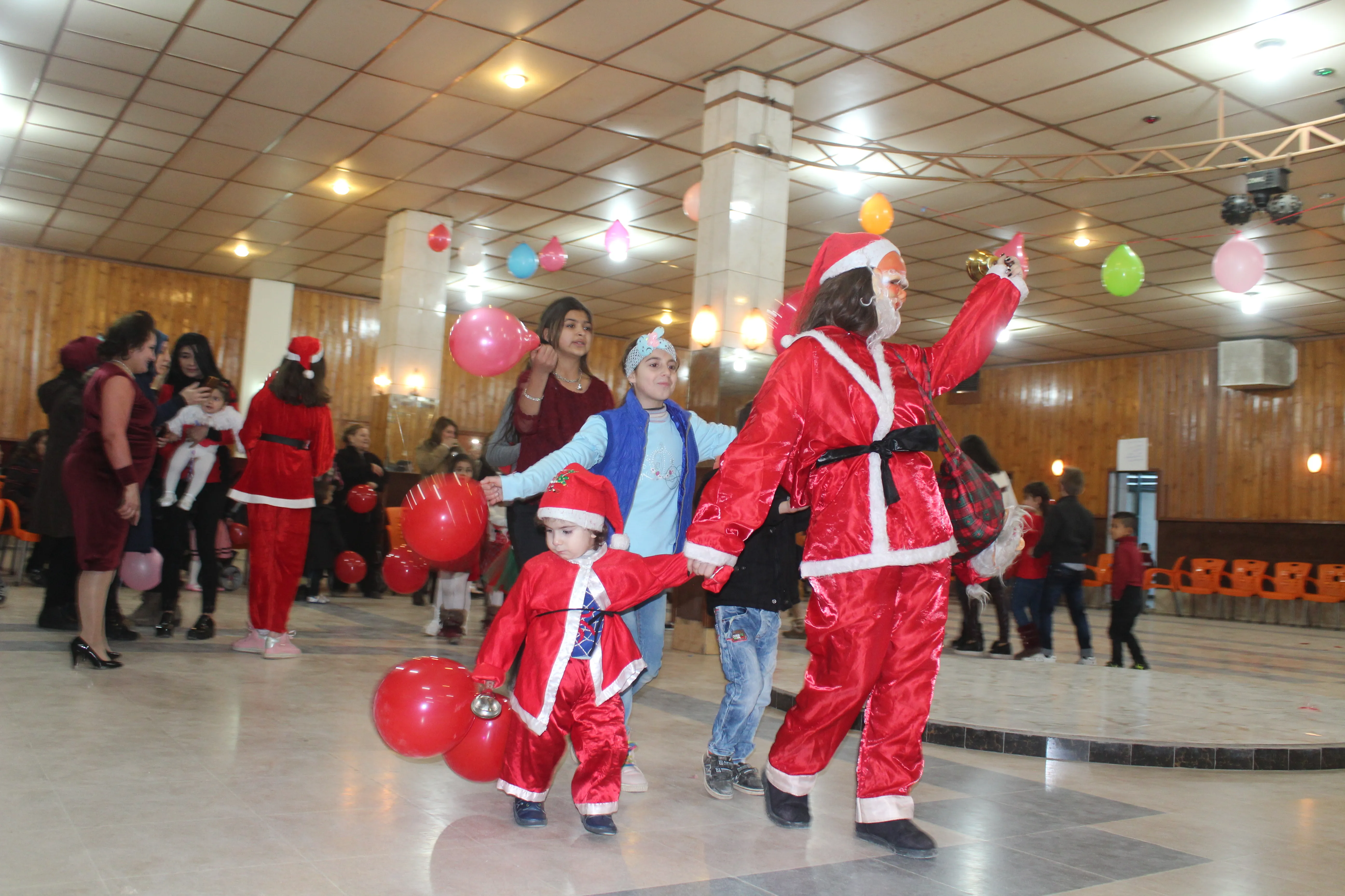 Noel diyarî li zarokan belav kir