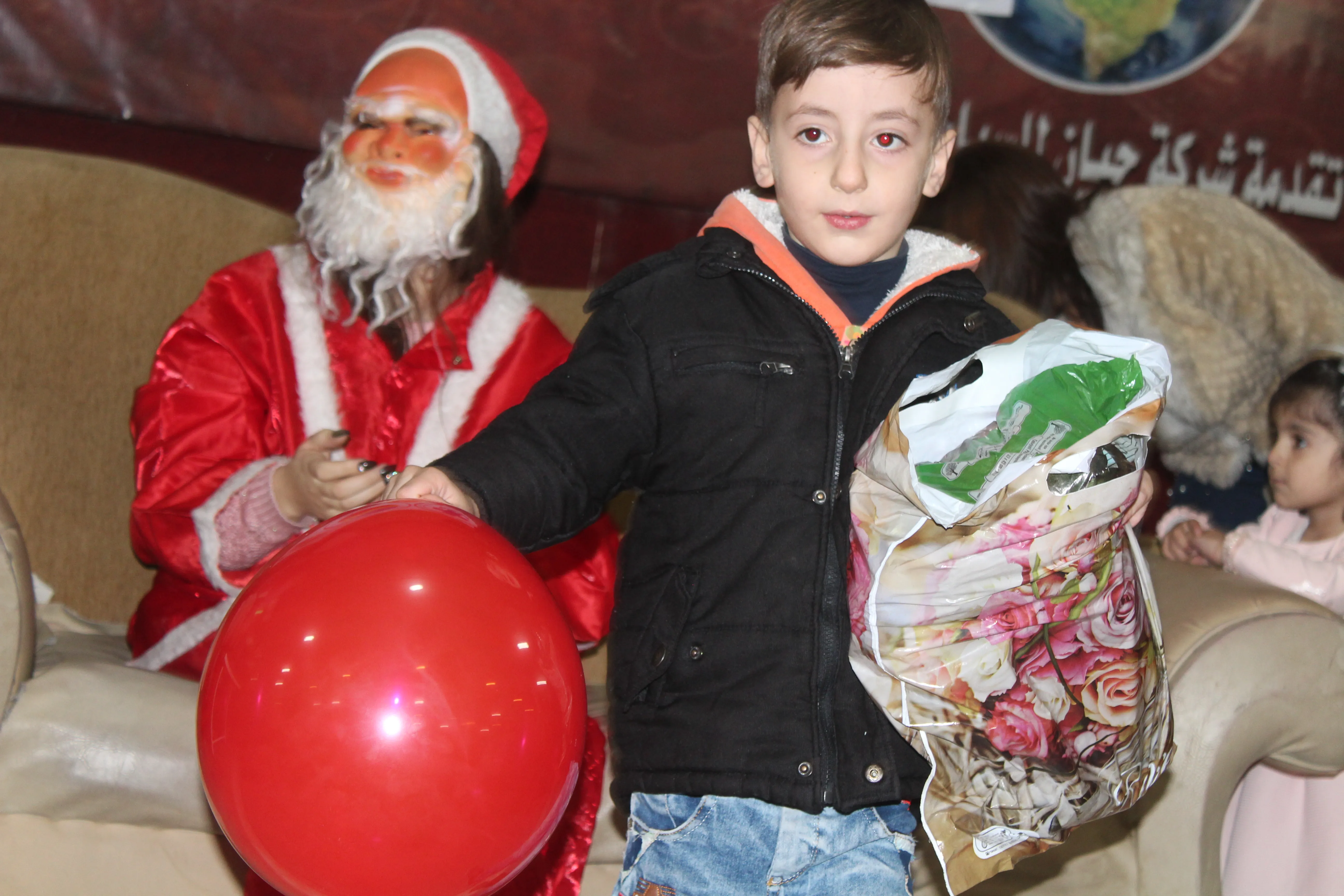 Noel diyarî li zarokan belav kir