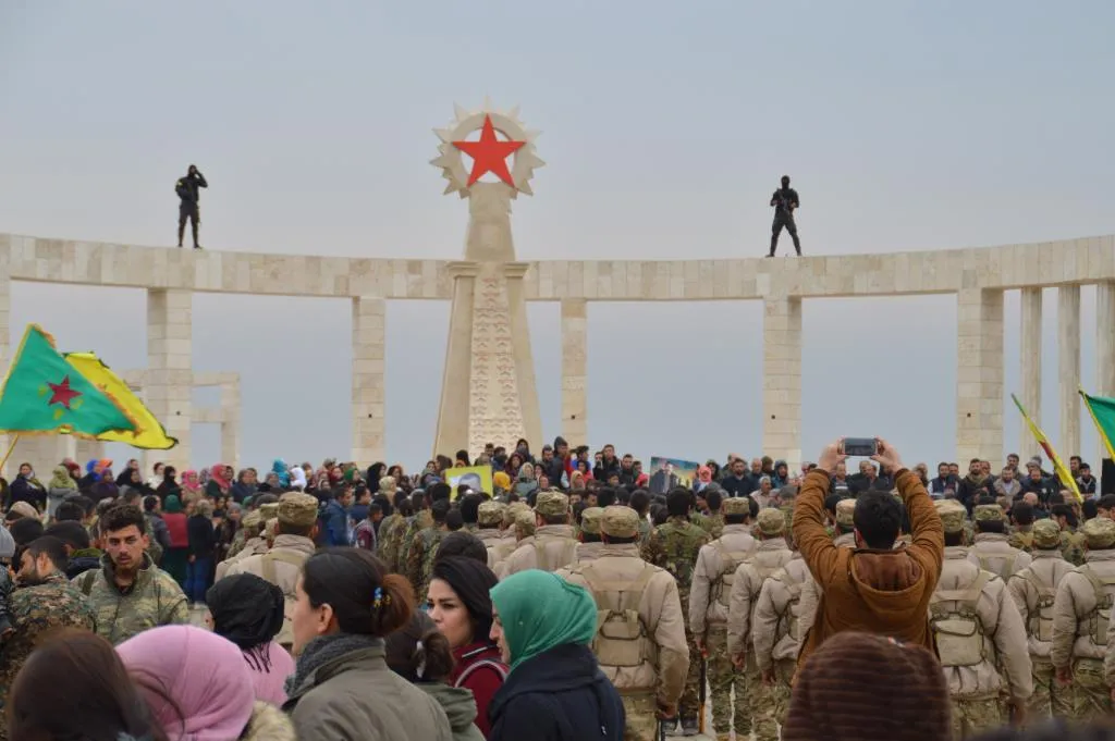 ‘Em ê bi şervanên xwe re di xendekên berxwedanê de li ber xwe bidin’