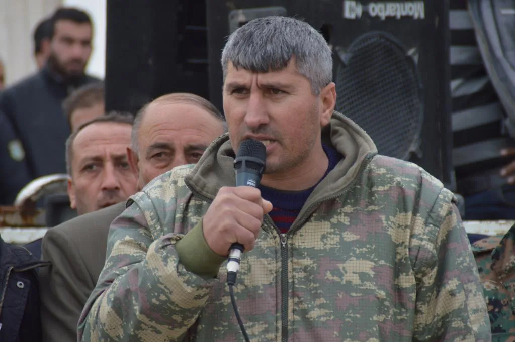 ‘Em ê bi şervanên xwe re di xendekên berxwedanê de li ber xwe bidin’