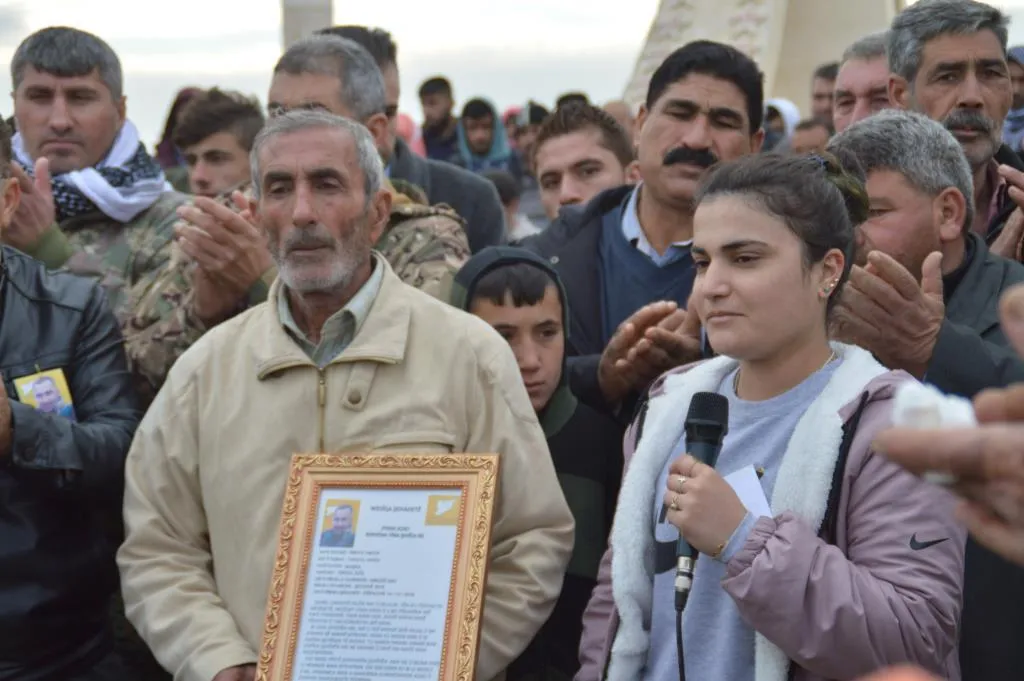 ‘Em ê bi şervanên xwe re di xendekên berxwedanê de li ber xwe bidin’