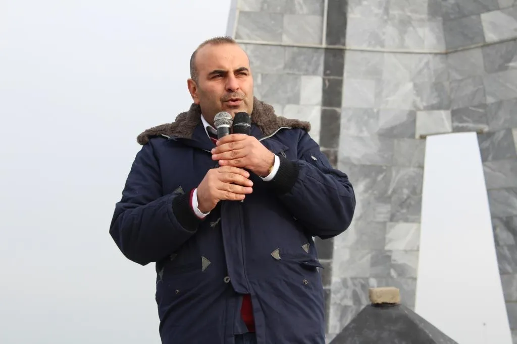 Bi hezaran cenazeyê qurbaniyên bombebarana Tirkiyê li ser Şengalê spartin