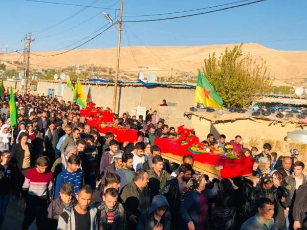 Şehîdên Mexmûrê bi merasîmekî bi heybet hatin veşartin