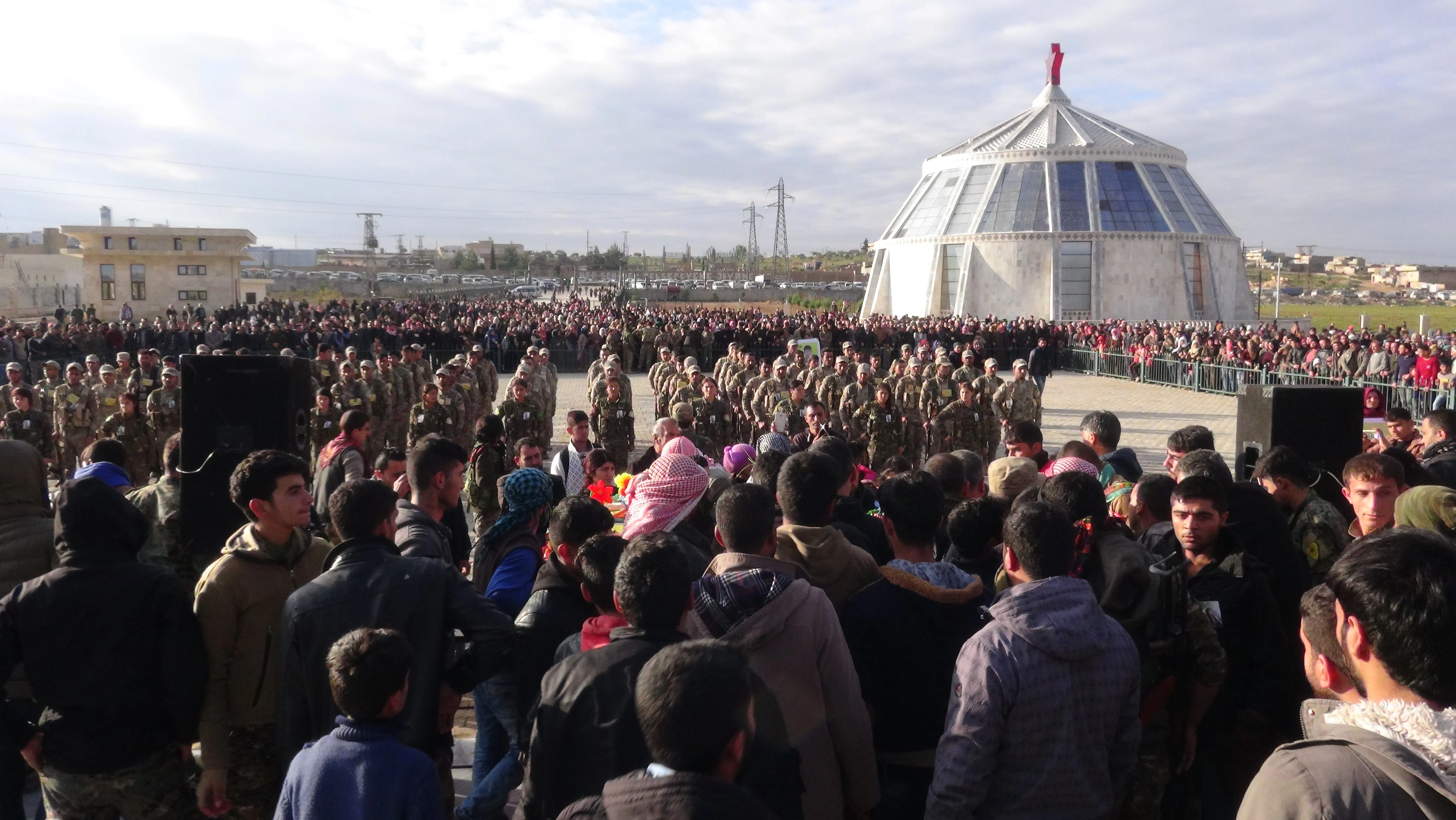 Gelê Kobanê şehîdên xwe spartin axê