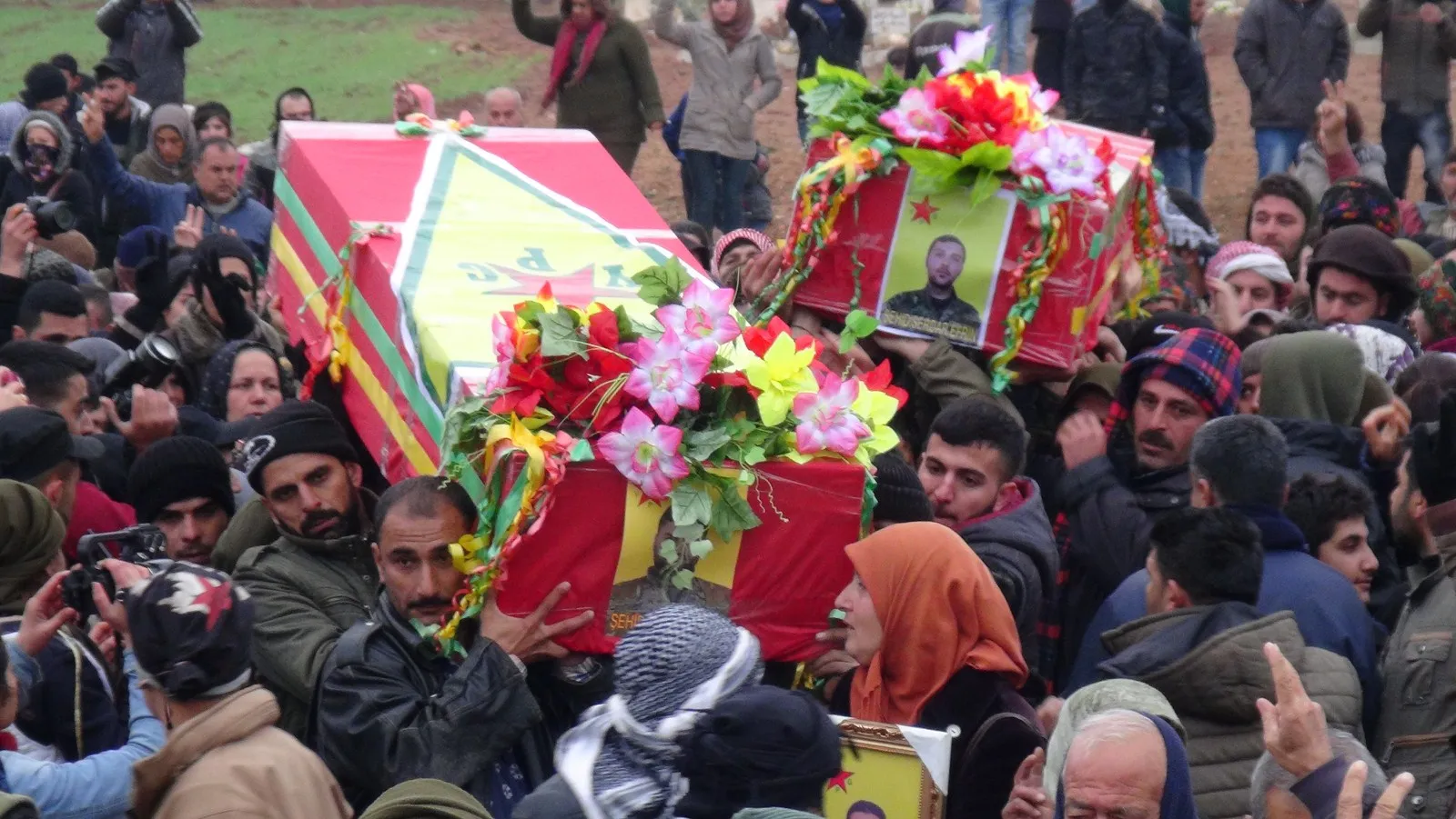 Cenazeyê Serdar û Welat bi merasîmekî girseyî hatin veşartin