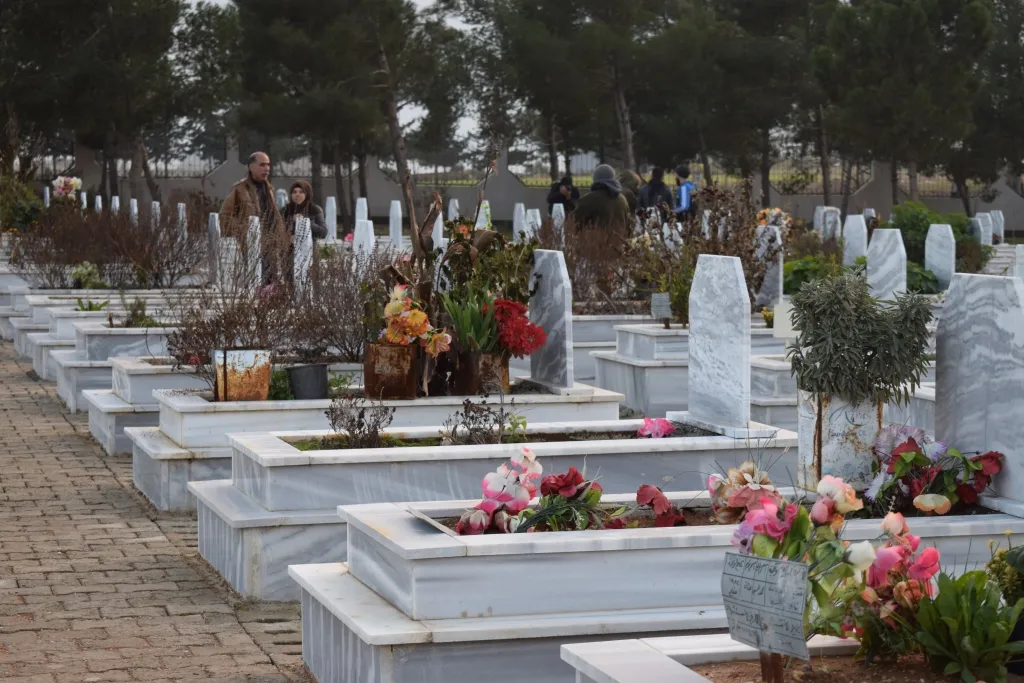 Şehîdên meha Kanûnê yên Minbicê li ser gora xwe hatin bi bîranîn
