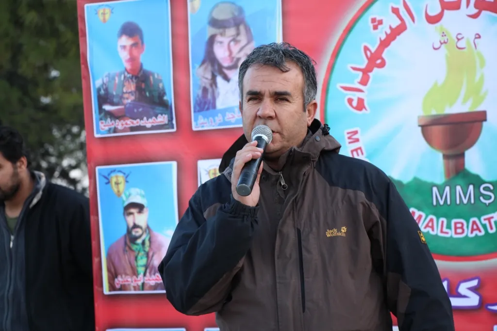 Şehîdên meha Kanûnê yên Minbicê li ser gora xwe hatin bi bîranîn